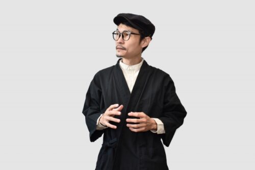 話をする男性の写真